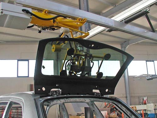 Pneumatický průmyslový manipulátor pro automobilový průmysl
