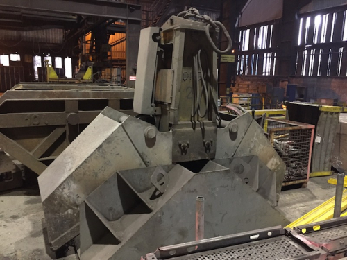Lžícový hydraulický drapák<br />Drapáky pro manipulaci s kusovými nebo sypkými materiály o zrnitosti do 250 mm. Měrná hmotnost materiálu je 0,5 až 2,8 t/m3.Objem drapáků 0,5-3 m3.