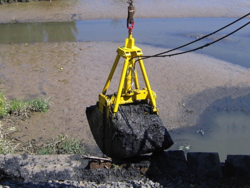 Lžícový kalový drapák<br />Drapáky pro manipulaci s kusovými nebo sypkými materiály, ale i s jinými materiály o zrnitosti do 250 mm. Hydraulický agregát je umístěn na jeřábu.