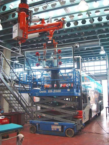 Pneumatické průmyslové manipulátory pro manipulaci s díly nákladních vozů a autobusů