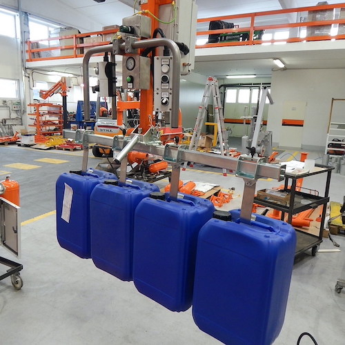 Pneumatický průmyslový manipulátor pro manipulaci s kanystry barely a kbelíky