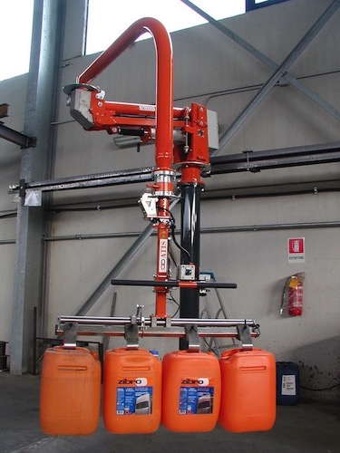Pneumatický průmyslový manipulátor pro manipulaci s kanystry barely a kbelíky