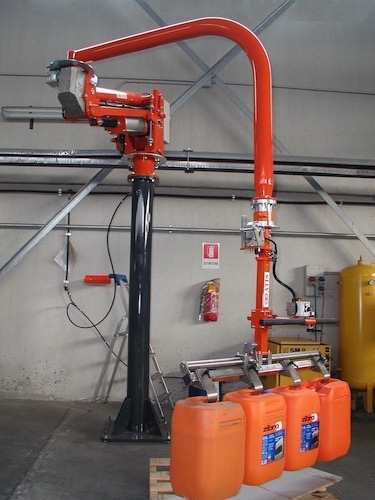Pneumatický průmyslový manipulátor pro manipulaci s kanystry barely a kbelíky
