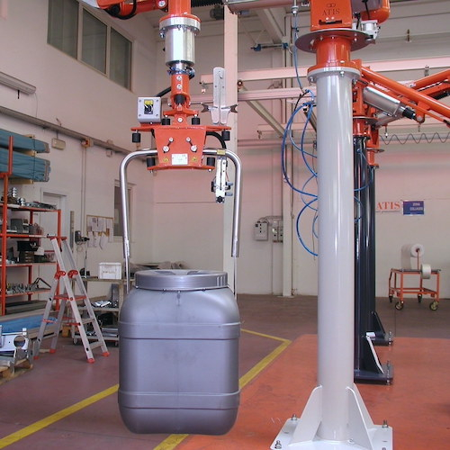 Pneumatický průmyslový manipulátor pro manipulaci s kanystry barely a kbelíky