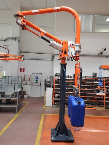 Pneumatický průmyslový manipulátor pro manipulaci s kanystry barely a kbelíky