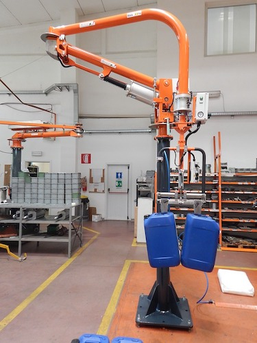 Pneumatický průmyslový manipulátor pro manipulaci s kanystry barely a kbelíky