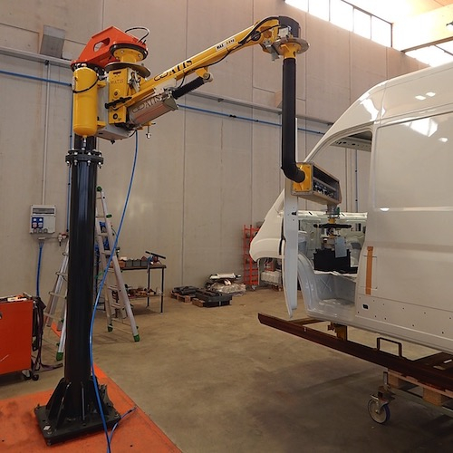 Průmyslový pneumatický manipulátor pro vkládání baterie do automobilu