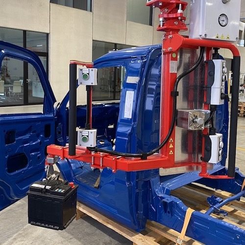 Průmyslový pneumatický manipulátor pro vkládání baterie do automobilu