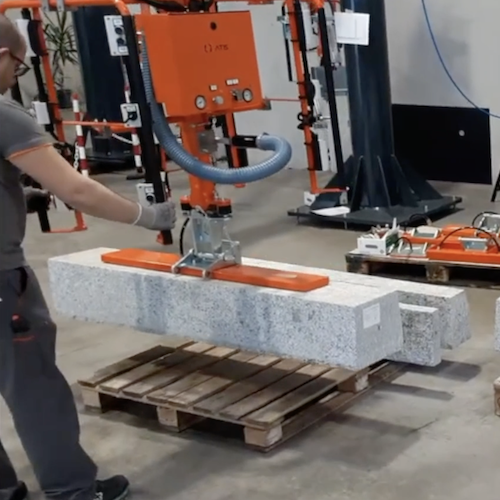 Pneumatický průmysloý manipulátor pro manipulaci s betonovými a kamennými bloky