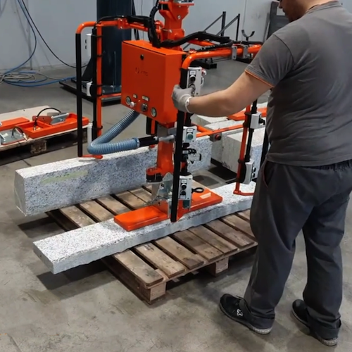 Pneumatický průmysloý manipulátor pro manipulaci s betonovými a kamennými bloky