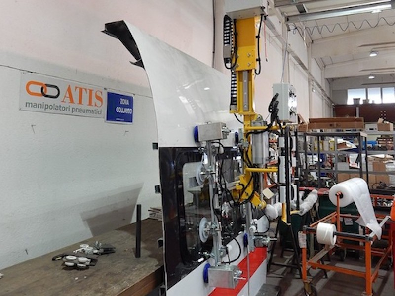 Conncept Machinery - Pneumatický průmysloý manipulátor pro manipulaci s díly a komponenty na kolejová vozidla<br />Přesun dílu vlakového vozu pomocí úchopu s přísavkami