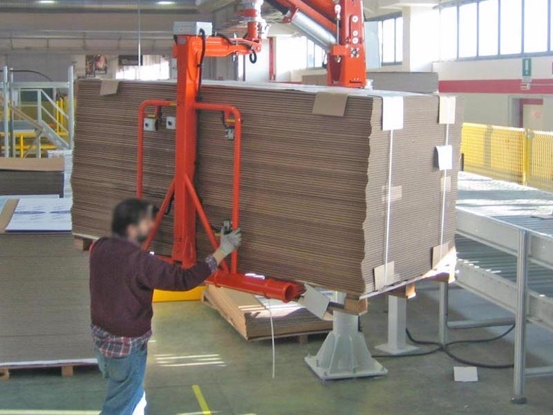 Conncept Machinery - pneumatický průmyslový manipulátor pro manipulaci s paletami a břemeny na paletách<br />Přenášení břemene na paletě pomocí průmyslového pneumatického manipulátoru s vidlicemi