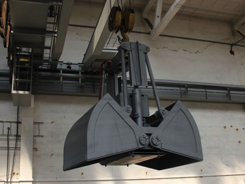 Hydraulický lyžicový drapák<br>Drapáky pre manipuláciu s kusovými alebo sypkými materiály o zrnitosti do 250 mm. Merná hmotnosť materiálu je 0,5 až 2,8 t / m3. Objem bagrov 0,5-10 m3.