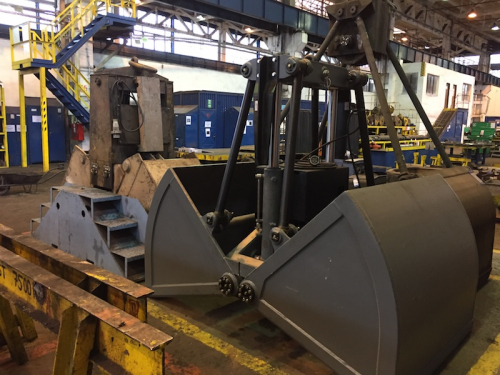 Hydraulický lyžicový drapák<br>Drapáky pre manipuláciu s kusovými alebo sypkými materiály o zrnitosti do 250 mm. Merná hmotnosť materiálu je 0,5 až 2,8 t / m3. Objem bagrov 0,5-10 m3.