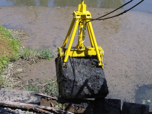 Lyžicový kalový drapák<br>Drapáky pre manipuláciu s kusovými alebo sypkými materiálmi, ale aj s inými materiálmi o zrnitosti do 250 mm. Hydraulický agregát je umiestnený na žeriave.