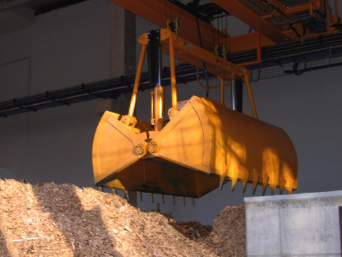 Lyžicový drapák na štiepku<br>Drapáky pre manipuláciu s drevenou štiepkou, s kusovými alebo sypkými materiály o zrnitosti do 50 mm. Merná hmotnosť materiálu 0,2-0,4 t / m3. Objem drapákov 0,5-12 m3