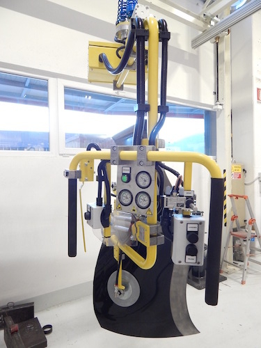 Průmyslový pneumatický manipulátor pro manipulaci s plstovými a laminátovými díly