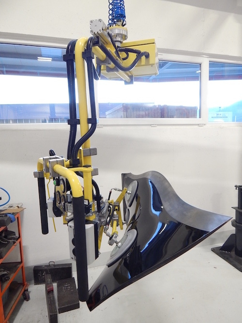 Průmyslový pneumatický manipulátor pro manipulaci s plstovými a laminátovými díly