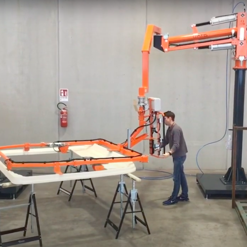 Průmyslový pneumatický manipulátor pro manipulaci s plstovými a laminátovými díly