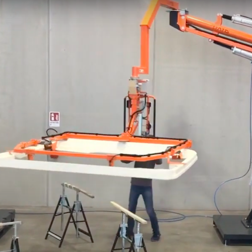 Průmyslový pneumatický manipulátor pro manipulaci s plstovými a laminátovými díly