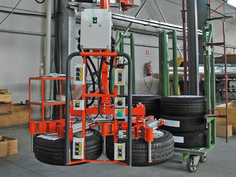 Connncept Machinery - Průmyslový manipulátor pro manipulaci s pneumatikami a koly