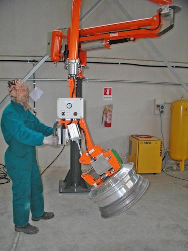 Průmyslový manipulátor pro manipulaci s pneumatikami a koly