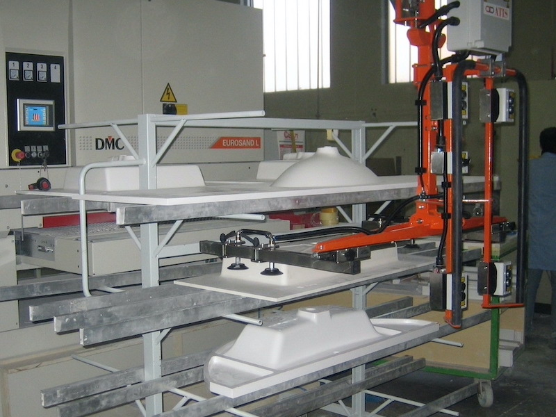 Conncept Machinery - Průmyslové manipulátory pro manipulaci se sanitarní techniikou a keramickými výrobky<br />Přemístění umyvadla pomocí pneumatického manipulátoru s přísavkami