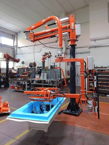 Průmyslové manipulátory pro manipulaci se sanitarní techniikou a keramickými výrobky<br>Zvedání vany pomocí pneumatického manipulátoru s přísavkami