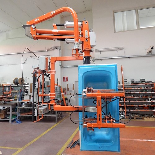 Průmyslové manipulátory pro manipulaci se sanitarní techniikou a keramickými výrobky<br>Nakolepení vany pomocí průmyslového pneumatického manipulátoru s úchopem přísavkami