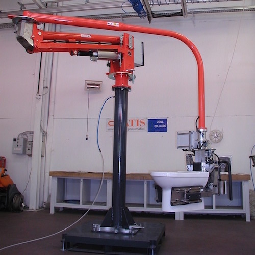 Průmyslové manipulátory pro manipulaci se sanitarní techniikou a keramickými výrobky<br>Manipulace se záchodem pomocí úchopu speciálních kleští