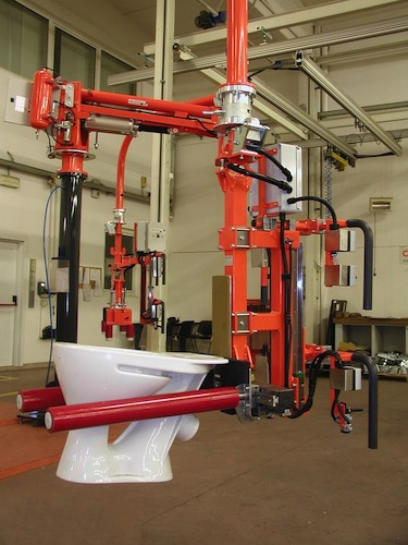 Průmyslové manipulátory pro manipulaci se sanitarní techniikou a keramickými výrobky<br>Zvedání záchodu pomocí úchopu speciálních kleští