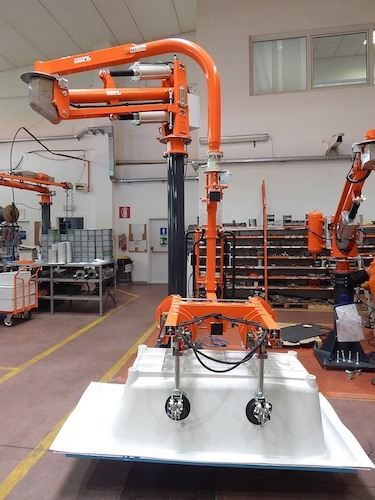 Průmyslové manipulátory pro manipulaci se sanitarní techniikou a keramickými výrobky<br>Manipulace s vanou pomocí přísavek