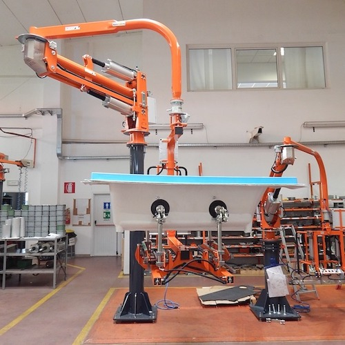 Průmyslové manipulátory pro manipulaci se sanitarní techniikou a keramickými výrobky<br>Zvedání vany pomocí pneumatického manipulátoru s přísavkami