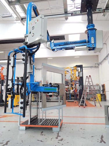 Pneumatický průmyslový manipulátor pro manipulaci se sklem a skleněnými tabulemi<br>Přenášení skleněné tabule pomocí pneumatického manipulátoru s přísavkami