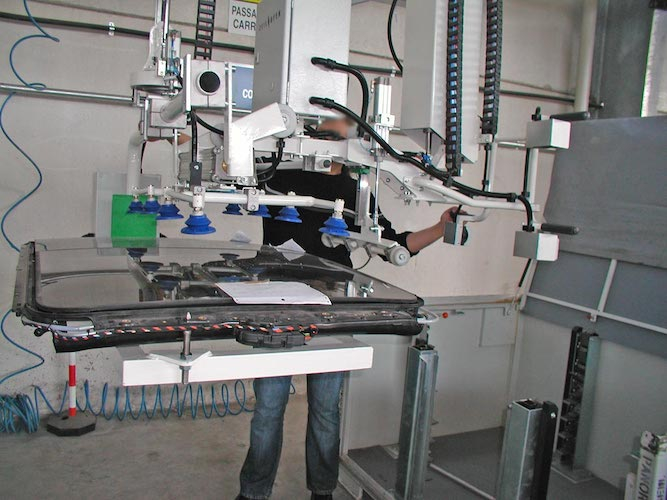 Pneumatický průmyslový manipulátor pro manipulaci se sklem a skleněnými tabulemi<br>anipulace se sklěněnou tabuli pomocí přísavek