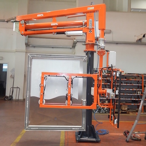 Pneumatický průmyslový manipulátor pro manipulaci se sklem a skleněnými tabulemi<br>Naklápění okna pomocí neumatického manipulátoru s přísavkami