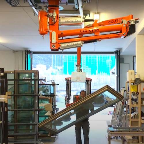 Pneumatický průmyslový manipulátor pro manipulaci se sklem a skleněnými tabulemi<br>Naklápění okna pomocí neumatického manipulátoru s přísavkami