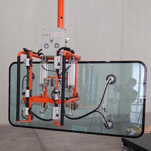 Pneumatický průmyslový manipulátor pro manipulaci se sklem a skleněnými tabulemi<br>Přenášení skleněné tabule pomocí pneumatického manipulátoru s přísavkami