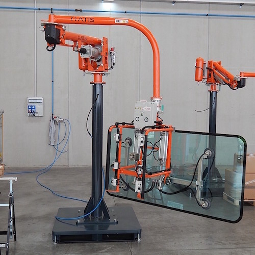 Pneumatický průmyslový manipulátor pro manipulaci se sklem a skleněnými tabulemi<br>Přenášení skleněné tabule pomocí pneumatického manipulátoru s přísavkami