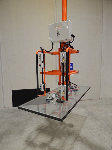 Pneumatický průmyslový manipulátor pro manipulaci se sklem a skleněnými tabulemi<br>Zvedání a přenášení skla ve vodorovné poloze pomocí úchopu s přísavkami