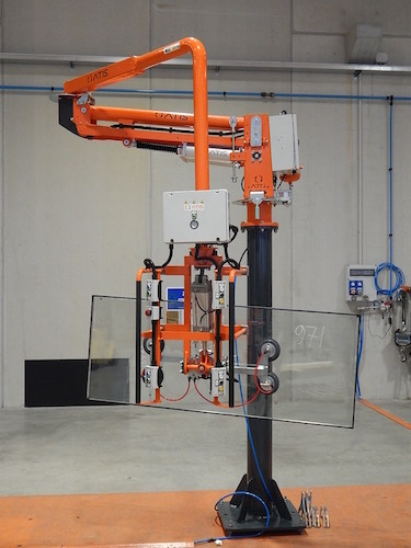 Pneumatický průmyslový manipulátor pro manipulaci se sklem a skleněnými tabulemi<br>otačení skleněné desky pomoci pneumatického manipulátoru s přísavkami