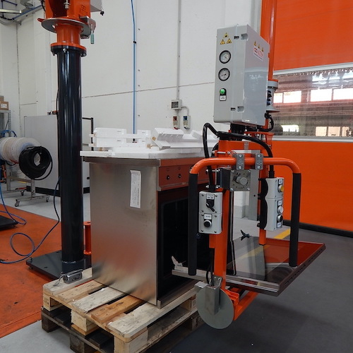 Pneumatický průmyslový manipulátor pro manipulaci se sklem a skleněnými tabulemi<br>Instalace skleněných dveří ke soráku pomocí přísavek