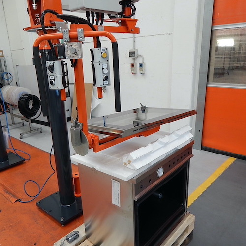 Pneumatický průmyslový manipulátor pro manipulaci se sklem a skleněnými tabulemi  Pneumatický průmyslový manipulátor pro manipulaci se sklem a skleněnými tabulemi<br>Instalace skleněných dveří ke soráku pomocí přísavek