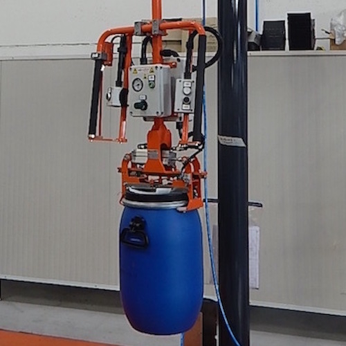 Pneumatické průmyslové manipulátory pro manipulaci se sudy<br />Zvedání sudu pomocí pneumatického průmyslového manipulátoru s kleštmi