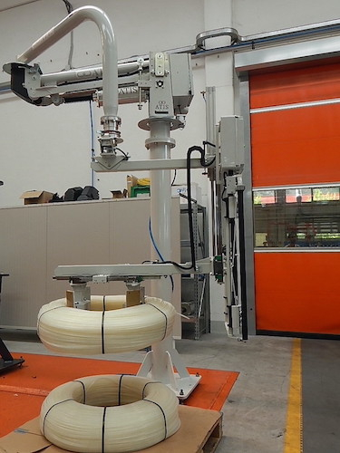 Pneumatický průmyslový manipulátor pro manipulaci se svitky plechů, drátů a hadic<br>Pneumatický průmyslový manipulátor s kleštěmi pro přenášení svitků