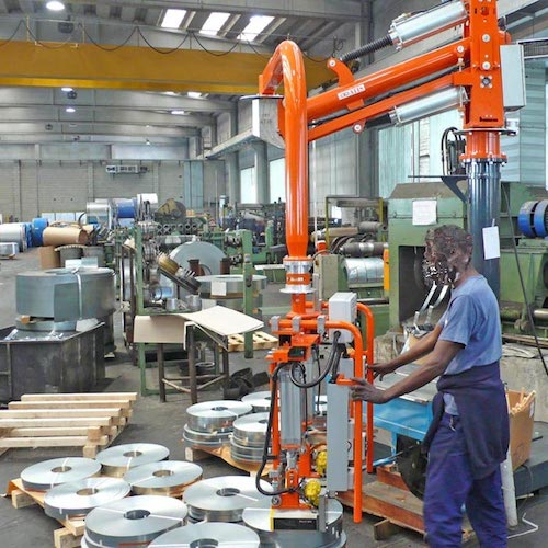 Pneumatický průmyslový manipulátor pro manipulaci se svitky plechů, drátů a hadic<br>Pneumatický průmyslový manipulátor s magnetem pro manipulaci pro sklapění železných svitků