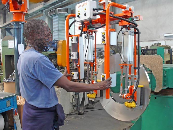 Pneumatický průmyslový manipulátor pro manipulaci se svitky plechů, drátů a hadic<br>Pneumatický průmyslový manipulátor s magnetem pro manipulaci pro sklapění železných svitků