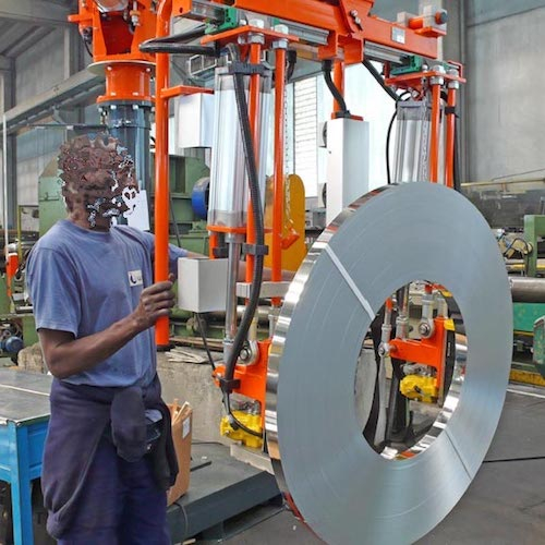 Pneumatický průmyslový manipulátor pro manipulaci se svitky plechů, drátů a hadic<br>Pneumatický průmyslový manipulátor s magnetem pro manipulaci pro sklapění železných svitků