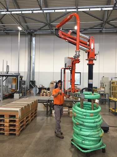 Pneumatický průmyslový manipulátor pro manipulaci se svitky plechů, drátů a hadic<br>Pneumatický průmyslový manipulátor s kleštěmi pro přenášení svitku hadice