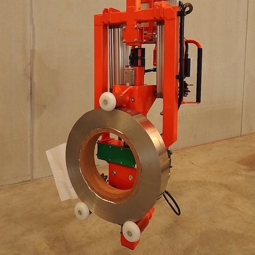 Pneumatický průmyslový manipulátor pro manipulaci se svitky plechů, drátů a hadic<br>Pneumatický průmyslový manipulátor s kleštěmi pro přenášení svitků plechů